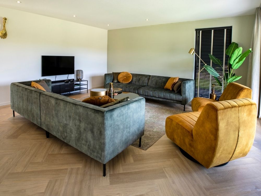 Lounge met velvet banken en oker fauteuil