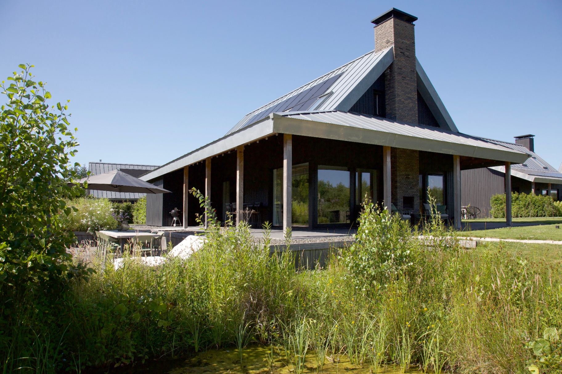 Het Eyland 2, hoofdgebouw met veranda aan het water
