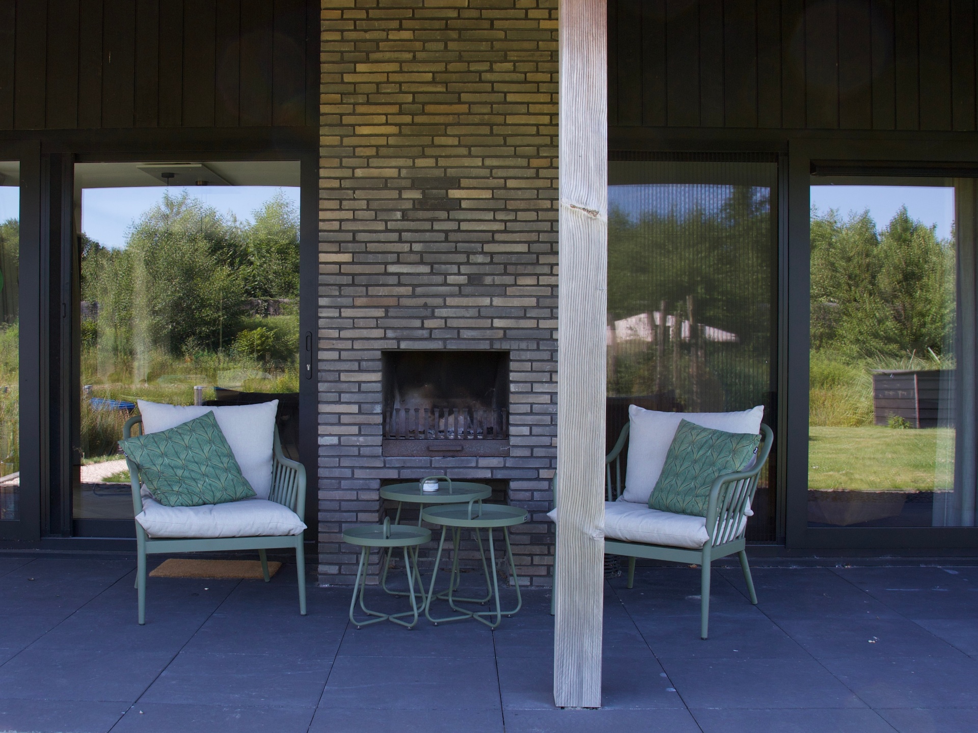 Overdekt terras met buitenhaard