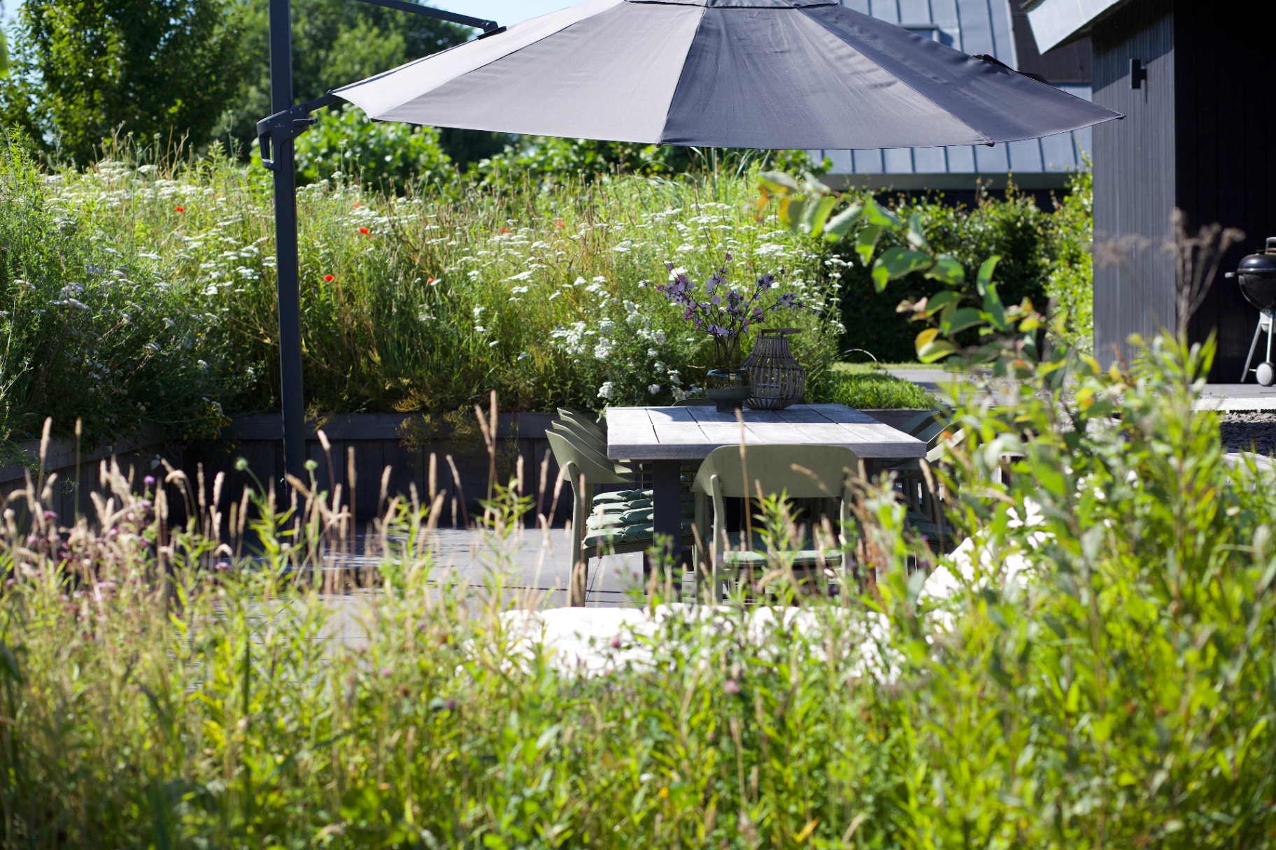 Buitenlounge tussen de wilde bloemen