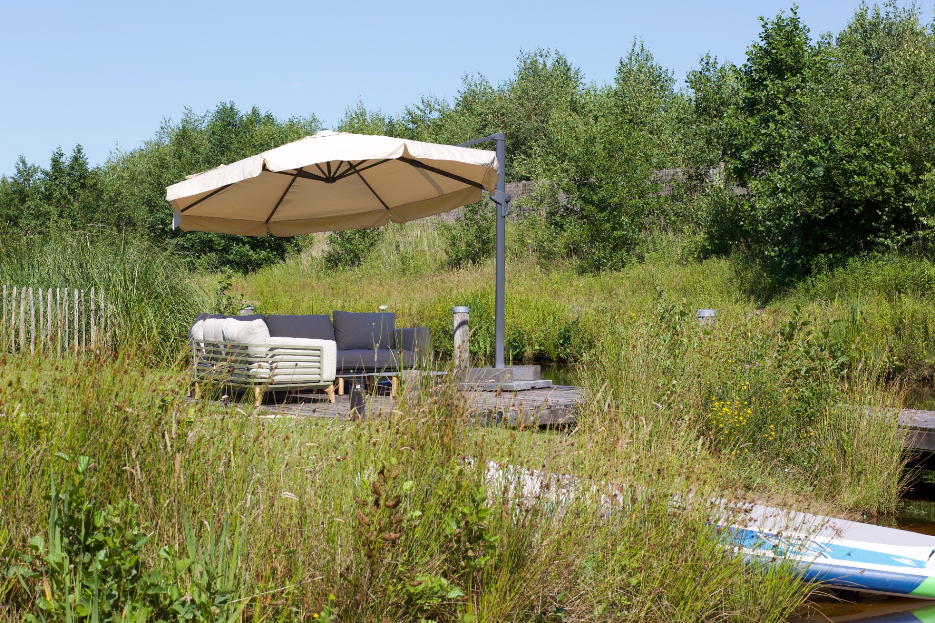 Privé steiger aan het water met parasol